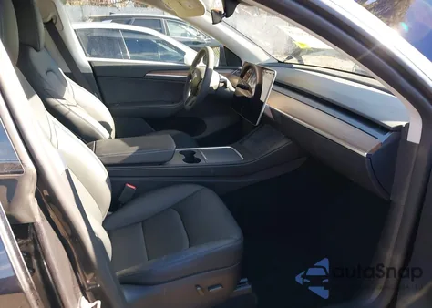 2024 Tesla Model Y Long Range Dual Motor All-Wheel Drive z USA, uszkodzony, nr VIN 7SAYGDEE2RF166645